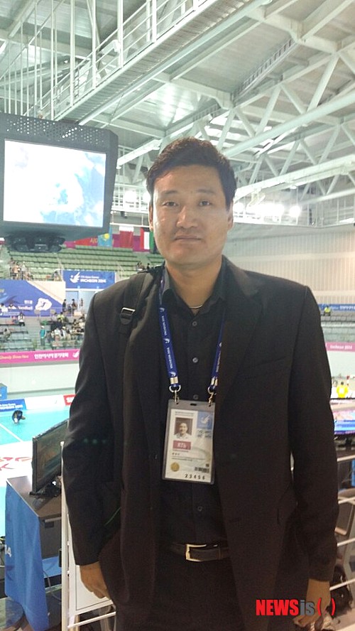 【인천=뉴시스】박지혁 기자 = 남자 핸드볼 두산의 윤경신(41) 감독이 2014인천아시안게임에서 KBS 핸드볼 해설위원으로 변신했다. 윤 위원이 20일 인천 선학핸드볼경기장에서 열린 한국과 일본의 남자 조별리그 1차전을 해설하기 위해 찾았다. ero0204@newsis.com 2014.09.20