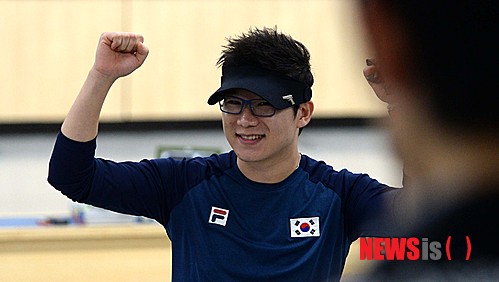 【인천=뉴시스】고범준 기자 = 21일 오전 인천 옥련국제사격장에서 열린 2014 인천아시안게임 남자 사격 10m공기권총 단체전에서 진종오가 승리가 확정되자 두 팔을 들어올려 기뻐하고 있다. 남자 공기권총 대표팀은 진종오, 이대명, 김청용으로 구성 1,744점 기록으로 1위를 확정했다. 2014.09.21.&nbsp; bjko@newsis.com