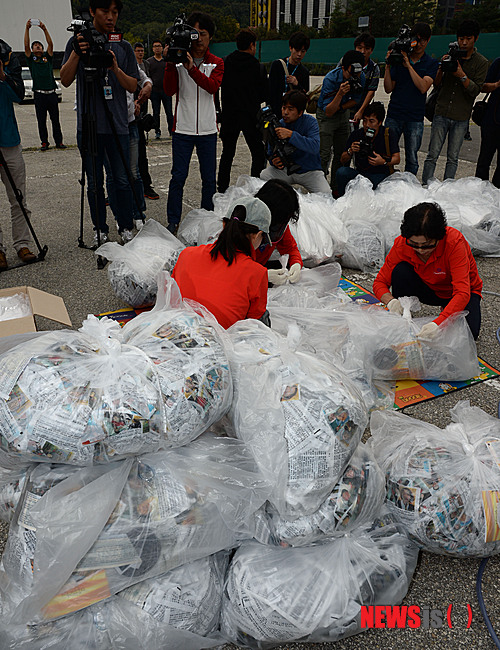 【서울=뉴시스】조수정 기자 = 자유북한운동연합 회원들이 21일 파주 오두산통일전망대 인근 통일휴게소에서 대북전단(삐라)을 달아 날릴 풍선을 만들고 있다. 2014.09.20. chocrystal@newsis.com
