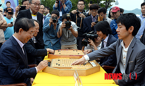 【서울=뉴시스】박상훈 기자 = 21일 오전 서울 세종로에서 열린 '차 없는 거리' 행사 중 바둑 프로기사 100명과 시민 1004명의 다면기 대결에 참석한 박원순 시장과 이창호 9단, 이세돌 9단 등이 바둑을 두고 있다. 2014.09.21.&nbsp; hyalinee@newsis.com