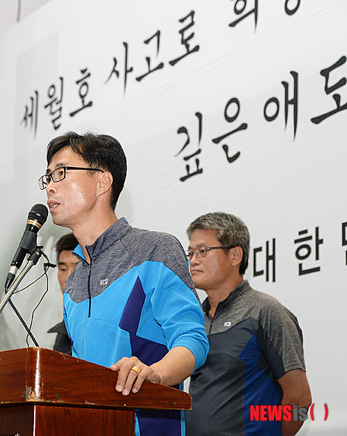 【안산=뉴시스】박문호 기자 = 세월호 희생자·실종자·생존자 가족대책위원장에 선출된 전명선 전 진상규명분과위원장이 21일 오후 경기 안산 단원구 초지동 합동분향소 옆 경기도미술관에서 열린 세월호 가족대책위원장 선출 총회를 마치고 기자회견을 하고 있다.&nbsp; 이날 가족대책위 집행부를 새로 뽑기 위한 총회에는 실종·생존 학생 가족 225가구가 참석했다. 앞서 지난 17일 택시기사와 행인을 폭행 논란이 있었던 김병권 위원장과 김형기 수석부위원장 등 사건 관련자 5명 등은 사퇴했다. 2014.09.21.&nbsp; go2@newsis.com