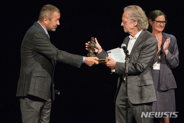 【오슬로(노르웨이)=AP/뉴시스】2019년 제119회 노벨문학상을 수상한 페터 한트케(오른쪽). 2014년 9월 21일 노르웨이 오슬로 내셔널테레트에서 열린 '2014 내셔널 입센 어워드'에서 수상하고 있는 모습. 2019.10.10.