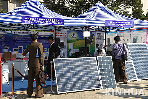 【평양=신화/뉴시스】전력난이 심각한 북한에서 주민들이 태양열 발전을 통해 전력 문제를 자체적으로 해결하면서 태양열 패널 열풍이 불고 있다는 주장이 제기됐다. 23일 중국 참고소식(參考消息)은 외신을 인용해 평양 및 여러도시의 아파트에 태양열 패널을 부착하는 경우가 점점 많아지고 있다고 밝혔다.작년 9월22일 평양에서 열린 박람회에서 태양열 패널이 전시돼 있는 모습. 2015.04.23 