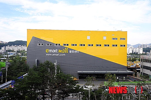 【서울=뉴시스】이마트는 23일 경기도 용인시 기흥구 보정동에 이마트몰 물류센터를 새롭게 개장한 했다고 밝혔다. 사진은 이마트몰 물류센터 전경.&nbsp;&nbsp; 이마트몰은 저온 상품의 신선한 상태를 유지하기 위해 보냉재 투입, 보냉 박스 사용 등 콜드체인 시스템을 유지하고 있으며 아시아 최초의 온라인 쇼핑몰 자동화 물류 시설이다. 2014.09.23. (사진=이마트 제공)&nbsp;&nbsp;&nbsp; photo@newsis.com 