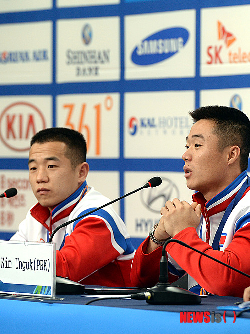 【인천=뉴시스】서재훈 기자 = 23일 오전 인천아시안게임 MPC에서 북한 남자 역도 김은국(오른쪽)과 엄윤철이 세계신기록 수립 관련 기자회견을 하고 있다.&nbsp; '2014인천아시아경기대회' 남자 역도 56㎏급에 나선 북한 엄윤철은 용상 170㎏을, 62kg급에 출전한 김은국은 인상 154㎏에서 한 차례, 합계에서 두 차례 세계 신기록을 작성했다. 2014.09.23.&nbsp; jhseo@newsis.com