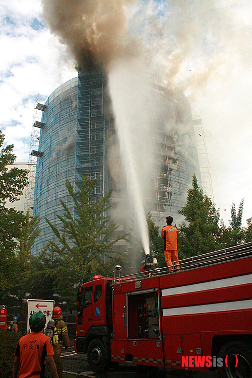 【안양=뉴시스】이승호 기자 = 23일 오후 3시59분께 경기 안양시 평촌동 평촌신도시 열병합발전소인 GS파워 축열조에서 불이나 출동한 소방관들이 진화하고 있다.2014.09.23.(사진 = 안양소방서 제공) photo@newsis.com
