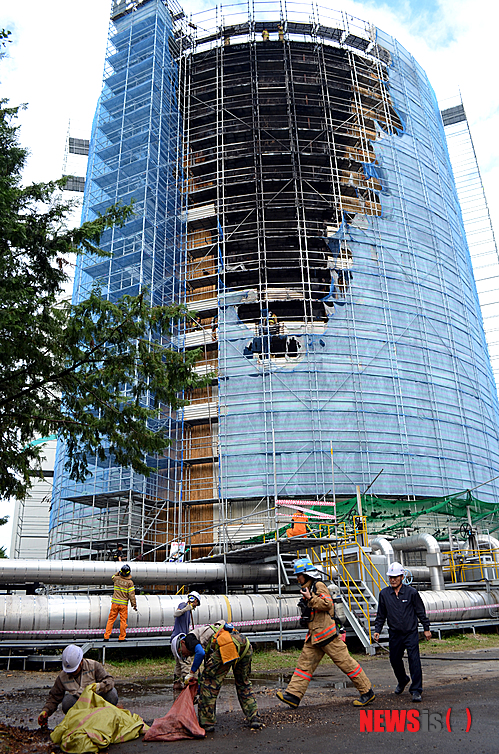 【안양=뉴시스】이승호 기자 = 23일 오후 3시59분께 경기 안양시 평촌동 평촌신도시 열병합발전소내 GS파워 축열조에서 불이났다. 진화 뒤 GS파워 직원 등이 화재 잔해를 치우는 등 정리 작업을 하고 있다.2014.09.23.(사진 = 안양소방서 제공) jayoo2000@newsis.com