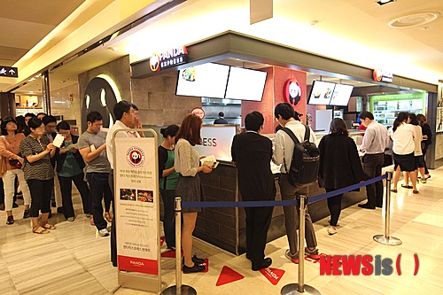 【서울=뉴시스】김민기 기자 = 롯데백화점은 지난 3일 본점에 미국 최대 중식 프랜차이즈 '판다익스프레스'와 지난 17일 영등포점에 광동식 딤섬 전문 레스토랑 '얌차이나'를 오픈했다고 23일 밝혔다. '판다익스프레스'는 오픈 이후 일평균 1000만원의 매출을 기록하고 있으며 방문객수는 3주간 약 1만4000명에 이를 정도로 인기다. '얌차이나' 역시 일주일 간 일평균 매출이 주변매장보다 21% 높다.