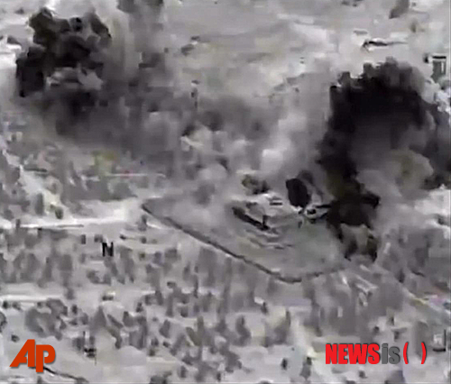 【탈알키타르(시리아)=AP/뉴시스】23일 미군이 시리아의 탈알키타르를 공습한 직후 연기가 치솟고 있다. 이날 미국과 5개 아랍 국가들은 시리아 내의 20여 군사 표적에 200회 이상의 공습을 실시했다. 2014.9.24 