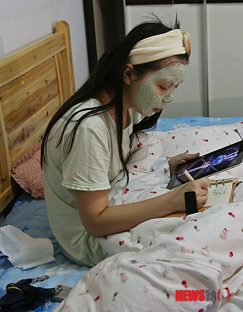 【서울=뉴시스】유희연 기자 = 웹디자인 프리랜서로 주로 밤과 새벽에 작업을 하는 박인정(27)씨. 새벽까지 작업을 하고 나면 낮에는 거의 잠을 자기 때문에 햇빛을 보는 일이 많지 않다. 그래서인지 늘 창백하고 푸석해 보이는 피부가 고민이다. 최근 '사춘기의 꽃'으로 불리는 여드름까지 생겼다.&nbsp; lovely_jh@newsis.com