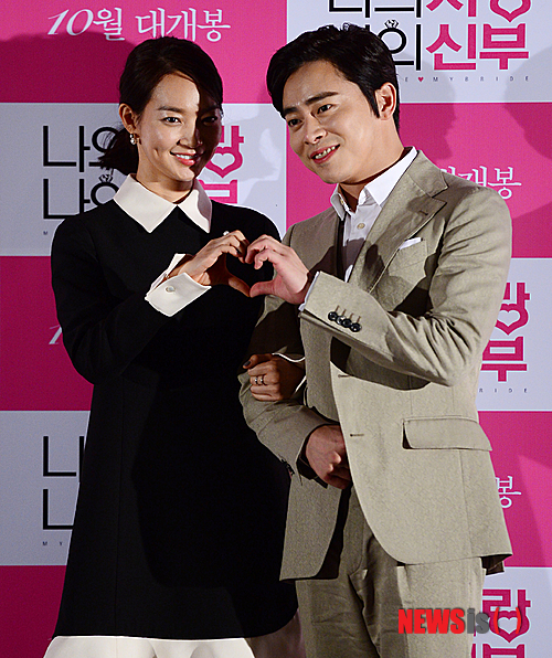 【서울=뉴시스】조성봉 기자 = 24일 오후 서울 성동구 왕십리 CGV에서 열린 영화 '나의 사랑 나의 신부' 언론시사회에서 배우 신민아와 조정석이 손으로 하트를 그리고 있다.&nbsp; 영화 ‘나의 사랑 나의 신부’는 1990년 이명세 감독이 연출한 동명 영화를 원작으로 한 작품으로 달콤한 연애 끝에 결혼에 골인했지만 신혼의 낭만을 잃어가는 영민(조정석)과 미영(신민아)의 이야기를 그린 영화로 오는 10월 8일 개봉한다. 2014.09.24.&nbsp; suncho21@newsis.com