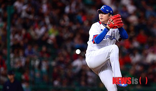 【인천=뉴시스】전신 기자 = 24일 오후 인천 문학야구장에서 열린 2014 인천 아시안게임 야구 남자 조별 예선전 한국과 대만의 경기에서 1회초 한국 선발 양현종이 역투하고 있다. 2014.09.24.&nbsp; photo1006@newsis.com 