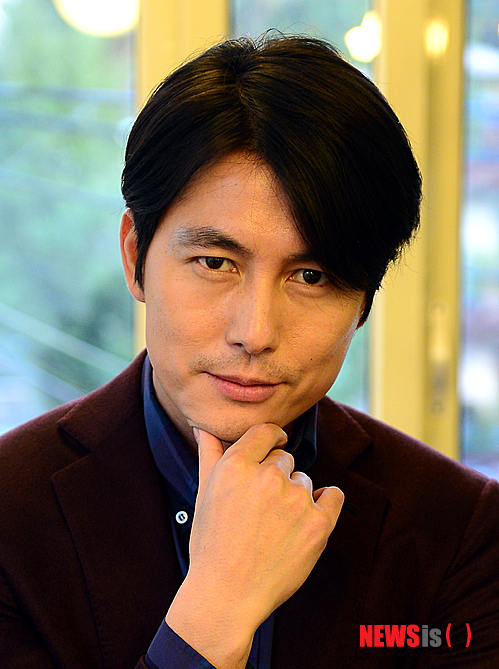 【서울=뉴시스】조성봉 기자 = 영화 ‘마담 뺑덕’에서 심학규 역을 맡은 배우 정우성이 24일 오후 서울 종로구 삼청동의 한 카페에서 뉴시스와 인터뷰를 하기 전 포즈를 취하고 있다.&nbsp; 영화 ‘마담 뺑덕’은 고전소설 심청전을 현대적인 재해석을 가미해 학규(정우성)와 그를 사랑한 여자 덕이(이솜), 그리고 청이(박소영) 간의 사랑, 욕망, 집착의 이야기를 그린 영화로 오는 10월 2일 개봉한다. 2014.09.24.&nbsp; suncho21@newsis.com 