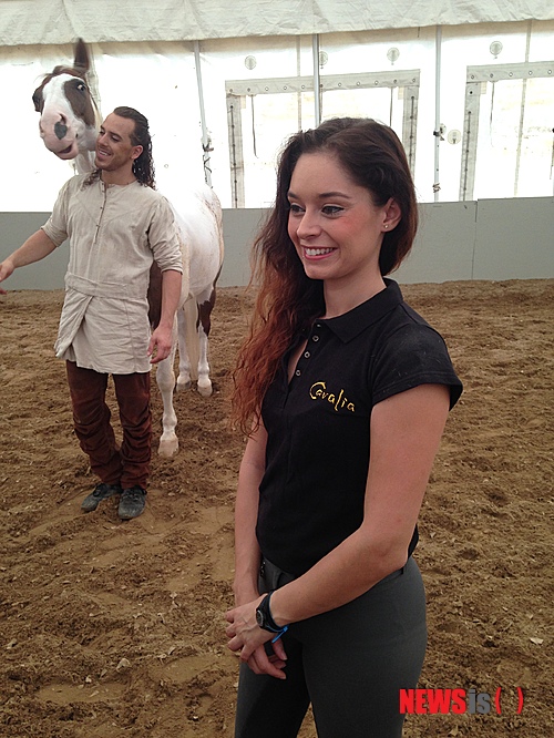 【서울=뉴시스】로라 보브릿, 아트서커스 '카발리아' 라이더