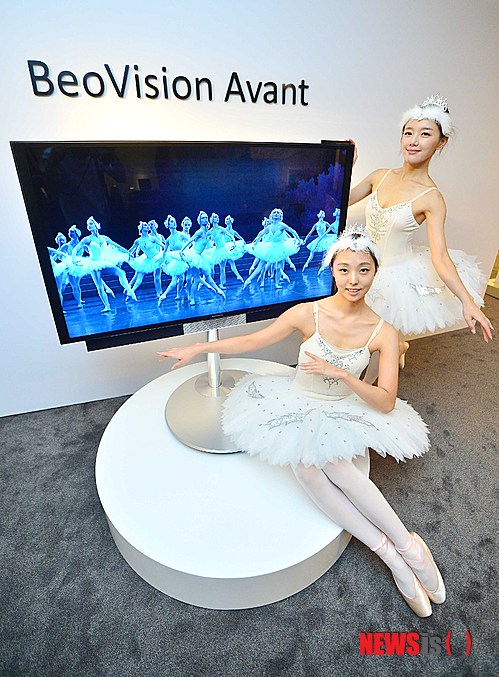 【서울=뉴시스】고승민 기자 = 덴마크 프리미엄 홈 엔터테인먼트 브랜드 뱅앤올룹슨(Bang & Olufson)이 4K UHD TV '베오비전 아방트(Beovision Avant)를 한국시장에 공식 출시했다.&nbsp; 베오비전 아방트는 시청자가 어디에 있든 TV를 시청할 수 있도록 리모트 컨트롤을 통해 플로어 스탠드와 월 브라켓을 회전시켜 스크린 각도를 조정하도록 했다. 또 8개의 앰프와 8개의 드라이버 탑재로 총 480W의 사운드를 제공한다.&nbsp; 사진은 25일 오전 서울 중구 롯데백화점 본점에서 모델이 베오비전 아방트를 선보이고 있는 모습. 2014.09.25.&nbsp;&nbsp; kkssmm99@newsis.com