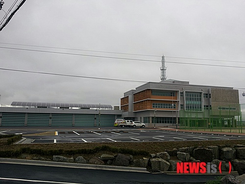 【고성(경남)=뉴시스】신정철 기자 = 경남 고성소방서는 25일 119안전센터를 신청사로 이전하는 한편 다음달에 고성읍 송학리(남해안대로 2670번지) 9410㎡의 부지에 지하 1층, 지상 3층, 연면적 2896㎡ 규모로 신축중인 새 청사로 이전한다. 사진은 신축중인 고성소방서 모습이다.2014.09.25.(사진=고성소방서 제공)&nbsp;&nbsp; photo@newsis.com