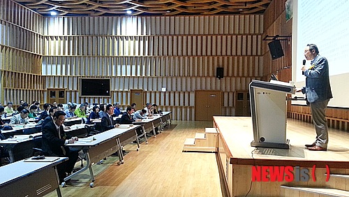 【충주=뉴시스】강신욱 기자 = 25일 오후 충북 충주시 국립중원문화재연구소 세미나실에서 충북향토문화연구소 주최로 열린 26회 충북향토문화 학술대회에서 경기대 사학과 조병로 교수가 기조 발표를 하고 있다. 2014.09.25.&nbsp;&nbsp; ksw64@newsis.com 