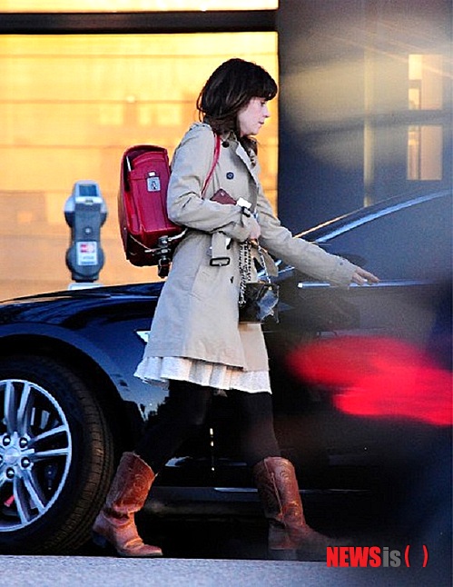 【서울=뉴시스】할리우드 여배우 주이 디샤넬이 미국 뉴욕에서 일본 초등학생 1학년의 필수품인 책가방 ‘란도세루'를 메고 승용차에 타는 모습. 일본의 초등학생용 책가방 랜드셀이 일본을 찾는 관광객들의 가장 핫한 기념선물로 떠오르고 있다고 CNN이 26일(현지시간) 보도했다. (사진 출처: 로켓뉴스24 인터넷판) 2014.09.28