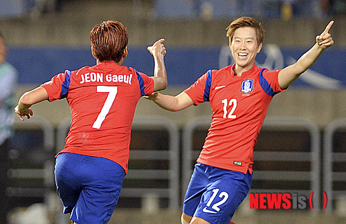 【인천=뉴시스】최동준 기자 = 26일 인천 문학축구장에서 열린 '2014 인천 아시안게임' 여자 축구 8강전 한국과 대만의 경기에서 전가을이 선취골을 성공시키고 유영아와 기뻐하고 있다. 2014.09.26. photocdj@newsis.com