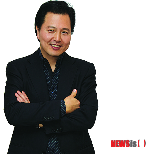 【뉴욕=뉴시스】노창현 특파원 = 뉴욕의 한인사업가가 제이슨 김(53 김정도) ‘오랄 디자인 뉴욕센터’ 대표가 알재단(회장 이숙녀)과 함께 한인예술가들을 후원하는 ‘알-제이슨 제이 김 그랜트를 신설했다. 이번 그랜트는 2015년부터 재미한인작가를 대상으로 2년마다 박물관 및 비엔날레 등의 국제 전시 계획이 있는 작가를 선발해 최고 2만달러를 지원하는 내용이다. 미주 최고의 에스테틱(치아 미백) 디자이너인 제이슨 김 대표는 평소 한인 음악가와 미술작가의 지원을 꾸준히 해온 예술 후원자로 비틀즈의 전설 폴 매카트니를 비롯, 빌리 조엘, 지젤 번천, 캐서린 제타존스, 우피 골드버그, 오프라 윈프리 등 세계적인 저명인사들을 고객으로 하고 있다. 2015.09.26. <사진=알재단 제공> robin@newsis.com