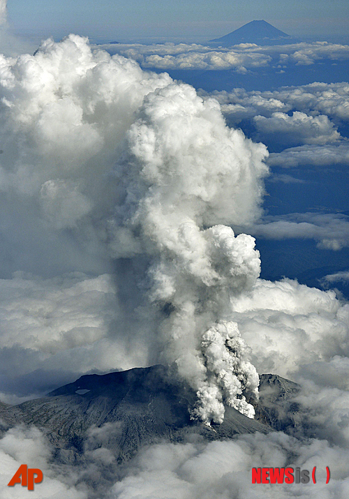 【도쿄=AP/뉴시스】일본 나가노(長野)현과 기후(岐阜)현 경계에 있는 온타케산(御嶽山, 3067m) 화산에서 27일 분화로 연기가 피어오르고 있다. AP통신은 일본 공영 NHK방송이 화산 분화로 부상자가 다수 발생했다고 보도했지만 정확한 인명 피해에 대해서는 언급하지 않았다고 전했다. 이 가운데 중상자 1명을 포함해 8명이 다쳤다는 보도가 있다. 2014.09.27