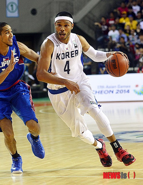 【인천=뉴시스】최동준 기자 = 27일 인천 삼산월드체육관에서 열린 '2014 인천 아시안게임' 남자 8강 라운드 H조 3경기 한국과 필리핀의 경기에서 문태종이 돌파를 하고 있다. 2014.09.27. photocdj@newsis.com