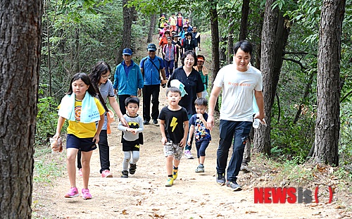 【증평=뉴시스】강신욱 기자 = 27일 오후 충북 증평군 증평역~안골뒷산 구간에서 민주평화통일자문회의 증평군협의회 주관으로 열린 11회 평화통일 염원 등반대회에 참가한 가족 등 주민이 산을 오르고 있다. 2014.09.27. (사진=증평군청 제공) photo@newsis.com