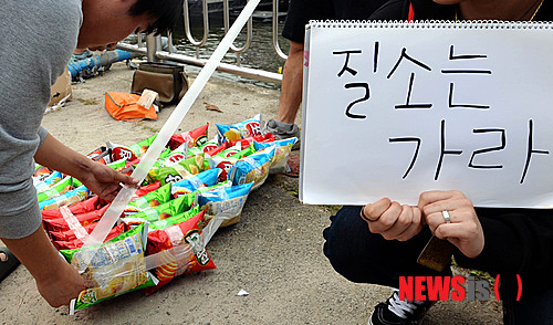 【서울=뉴시스】박문호 기자 = 28일 오후 서울 송파구 잠실한강공원에서 대학생들이 제과업계의 과대포장을 꼬집기 위해 질소 충전된 과자 봉지 150여 개를 묶어 '과자 뗏목'을 만들고 있다. 2014.09.28.&nbsp; go2@newsis.com