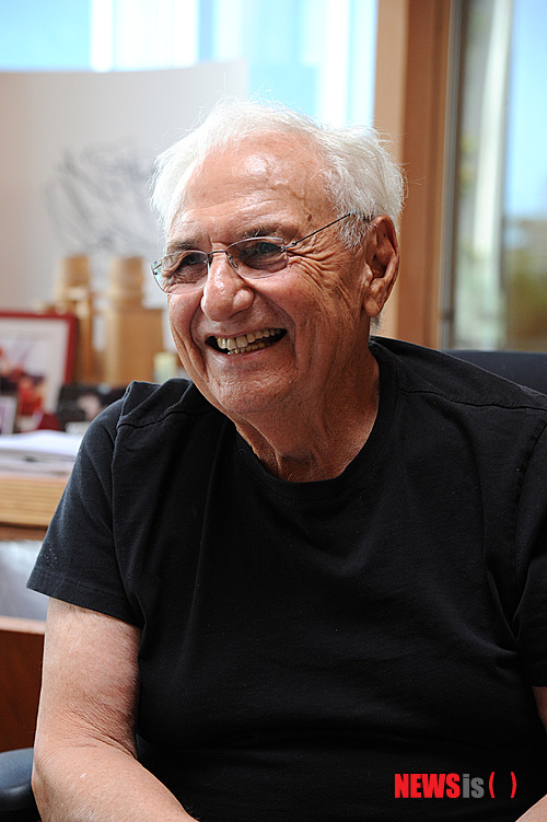 [서울=뉴시스] 건축가 프랭크 게리 생전 모습. (뉴시스DB)