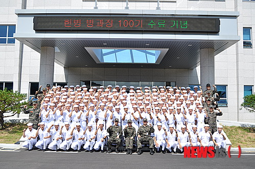 【창원=뉴시스】박오주 기자 = 지난 2006년 해군 헌병병 1기생이 입교한지 8년 만인 29일 경남 창원시 진해구 해군기술행정학교에서 헌병병 100기 130명이 의미있는 수료식을 마친 뒤 교내에서 기념촬영에 임하고 있다. 2014.09.29&nbsp; joo4829@newsis.com 2