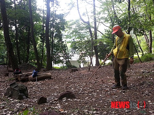 【부산=뉴시스】하경민기자 = 부산 초읍 어린이대공원에 임진왜란 당시 승병으로 참전해 많은 공적을 세운 사명대사를 기리기 위해 조성한 사명호국광장에 누구의 소행인지 알려지지 않은채 쇠말뚝을 박고, 붉은 페인트로 훼손한 사실이 뒤늦게 발견돼 경찰이 수사에 나섰다. 2014.09.30. (사진 = 불교연합회 제공)&nbsp; photo@newsis.com