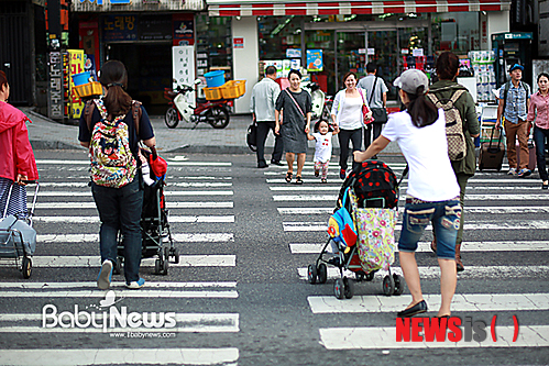 【서울=뉴시스/베이비뉴스】이기태 기자 = 지난달 25일 오후 서울의 한 지하철 역과 버스환승정류장과 연결되는 횡단보도에서 두 엄마가 각각 유모차를 밀며 걸어가고 있다.&nbsp; likitae@ibabynews.com 