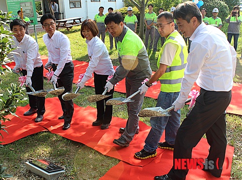 【여수=뉴시스】김석훈 기자 = 1일 여수국가산단 내 한국보랄석고보드(대표 염숙인) 여수공장에서 10년 무재해 기록 달성 기념식수가 진행되고 있다. 2014.10.01. (사진=한국보랄석고보드 제공)&nbsp; kim@newsis.com 