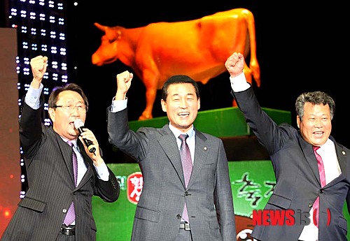 【횡성=뉴시스】김영준 기자 = 1일 강원 횡성군 섬강둔치에서 제10회 횡성한우축제가 열린 가운데 축제장에 마련된 특설무대에서 한규호 군수를 비롯해 한창수 군의장, 황영철 국회의원이 오른손을 치켜들고 '횡성한우축제여 영원하라'를 외치고 있다. 2014.10.01.&nbsp; kyj0307@newsis.com 