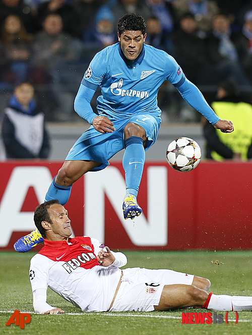【상트페테르부르크(러시아)=AP/뉴시스】러시아 프로축구 제니트 상트페테르부르크는 17일(한국시간) 공식 홈페이지를 통해 "헐크와 2년 연장 계약에 합의했다"고 발표했다. 사진은 지난해 10월1일 러시아 상트페테르부르크에서 열린 AS모나코(프랑스)와의 유럽축구연맹(UEFA) 챔피언스리그 조별리그 경기에서 드리블을 하고 있는 헐크(위쪽)의 모습.2015.2.17.