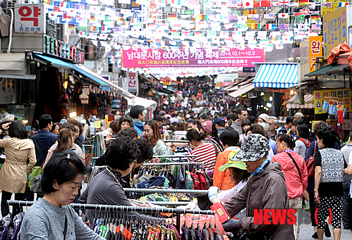【서울=뉴시스】박상훈 기자 = 중국 국경절 연휴인 3일 오전 서울 중구 남대문 시장이 한국을 찾은 '요우커'와 남대문시장 600주년 기념 알뜰장터를 찾은 시민들로 붐비고 있다. 2014.10.03. hyalinee@newsis.com