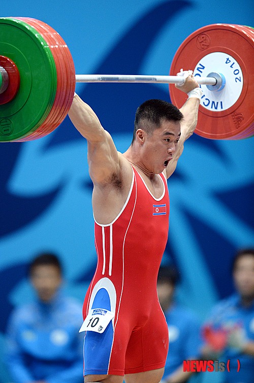 북한 역도선수 김은국이 남자 62㎏급 경기에서 세계신기록을 수립하고 있다. (사진=뉴시스DB) 2014.10.3.