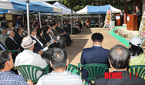 【삼척=뉴시스】홍춘봉 기자 = 3일 강원 삼척시 미로면 천은사에서 열린 학자 이승휴 선생의 정신을 기리는 '동안 이승휴 선생 추모 제714주기 동안대제'에서 김양호 삼척시장이 인사말을 하고 있다. 2014.10.03. (사진=삼척시 제공)&nbsp;&nbsp; photo@newsis.com