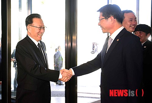 【인천=뉴시스】전신 기자 = 류길재 통일부 장관이 4일 오전 인천 송도 오크우드호텔에서 인천아시안게임 폐막식 참석을 위해 방한한 북한 김양건 통일전선부장과 악수를 나누고 있다. 2014.10.04. photo1006@newsis.com