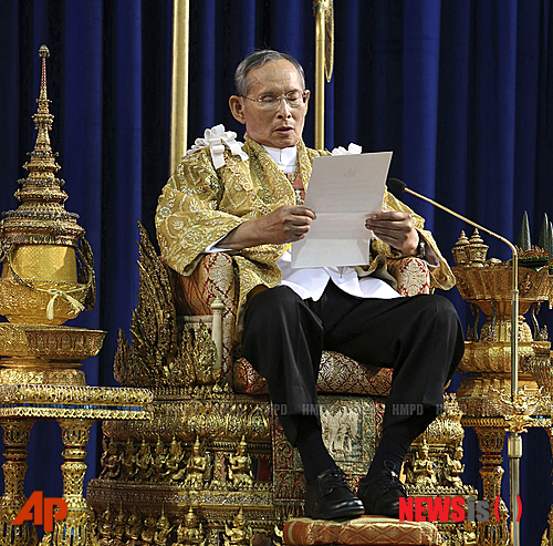 【방콕=AP/뉴시스】태국 왕실이 제공한 지난해 5월5일 자료사진으로 푸미폰 아둔야뎃 태국 국왕이 프라추압 키리 칸 주(州)에 있는 끌라이캉원 궁에서 자신의 86세 생일 행사 중 성명을 발표하고 있다. 국왕은 열로 방콕에 있는 병원에 입원했으며 의료진은 염증을 원인으로 진단했다고 왕실이 4일 밝혔다. 수도 방콕에서 남서쪽으로 200㎞ 떨어진 해변에 있는 궁에서 지내던 국왕이 전날 밤에 방콕에 있는 씨리랏 병원에 도착했다. 2014.10.04