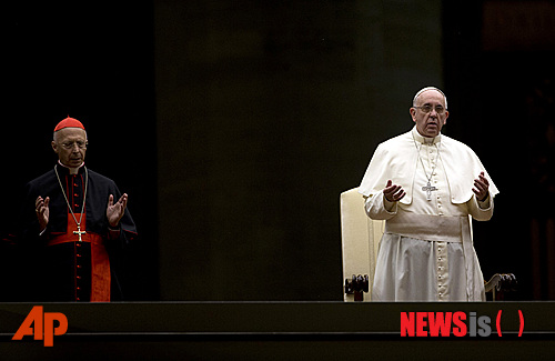 【바티칸시티=AP/뉴시스】4일(현지시간) 바티칸 성 베드로 광장에서 철야기도회가 열린 가운데 프란치스코 교황(오른쪽)이 기도하고 있다. 교황청이 5일부터 19일까지 전세계 주교들이 모여 가정의 위기에 대해 논의할 자리를 마련한 가운데 교황은 우애가 넘치고 진지하고 열린 논의가 진행되길 희망한다고 밝혔다. 2014.10.05 