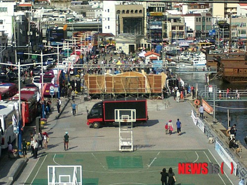 【통영=뉴시스】신정철 기자 = 경남 통영시는 황금연휴 3일 동안(3~5일) 수만 명의 관광객들이 몰려들어 시가지와 명소에는 인파와 차량으로 넘쳐났다. 4일 오후 통영시 중앙동 강구안 일대에는 관광버스들이 도로를 점거하고 길게 줄을 섰다.2014.10.05.&nbsp;&nbsp; sin@newsis.com&nbsp;&nbsp; 