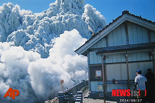 【도쿄=AP/뉴시스】교도통신이 제공한 사진으로 일본 온타케산(御嶽山·3067m) 분화로 숨진 희생자안 노구치 이즈미(野口泉水·59)의 유품인 컴팩트 카메라에 남아 있는 사진이다. 사진은 화산 분화의 모습을 보여주고 있다. 노구치의 아내는 이 사진을 언론에 제공하면서 "마지막 사진은 놀라운 사진이지만 남편이 이 사진을 찍는 대신 피신하기 원했다"고 밝혔다. 2014.10.05