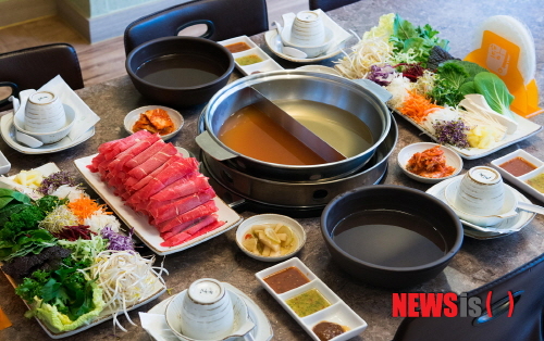 【서울=뉴시스】유희연 기자 = 샤브샤브 전문점 샤브향에서는 20여 가지 컬러 채소와 쇠고기가 들어있는 샤브샤브를 만날 수 있다. lovely_jh@newsis.com