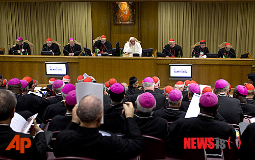 【바티칸시티=AP/뉴시스】교황 프란치스코가 6일(현지시간) 바티칸에서 열린 2주 일정의 세계주교대의원회의(시노드) 중 가족 문제에 관한 오후 강의를 시작하고 있다. 교황은 현재 천주교교도들과 관련된 가족문제를 주제로 한 이번 시노드를 시작하면서 주교들에게 동성애, 결혼, 이혼, 피임 등 논란이 많은 문제들에 대한 의견을 밝힐 것으로 촉구했다. 2014.10.08