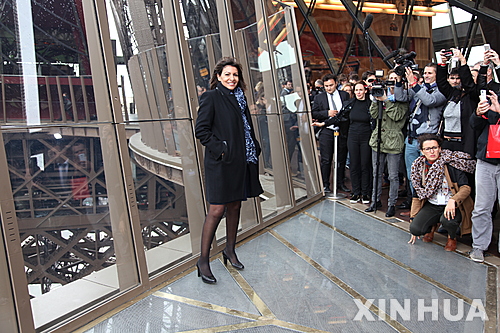 【파리=신화/뉴시스】6일(현지시간) 프랑스 파리의 명물 에펠탑의 57ｍ 높이 난간 부근에 강화 유리 바닥이 설치됐다. 사진은 안 이달고 파리시장이 유리 바닥 위에서 포즈를 취하고 있는 모습. 2014.10.07