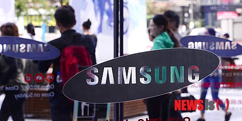【서울=뉴시스】전신 기자 = 삼성전자가 잠정실적발표를 통해 올해 3분기 매출액 47조원, 영업이익 4조1000억원을 기록했다고 밝힌 7일 서울 서초구 삼성전자 홍보관 삼성 딜라이트를 시민들과 관광객들이 드나들고 있다. 매출은 2012년 2분기 이후 처음으로 50조원을 밑돌았고, 영업이익은 2011년 4분기 이후 처음으로 5조원 아래로 떨어졌다. 2014.10.07. photo1006@newsis.com