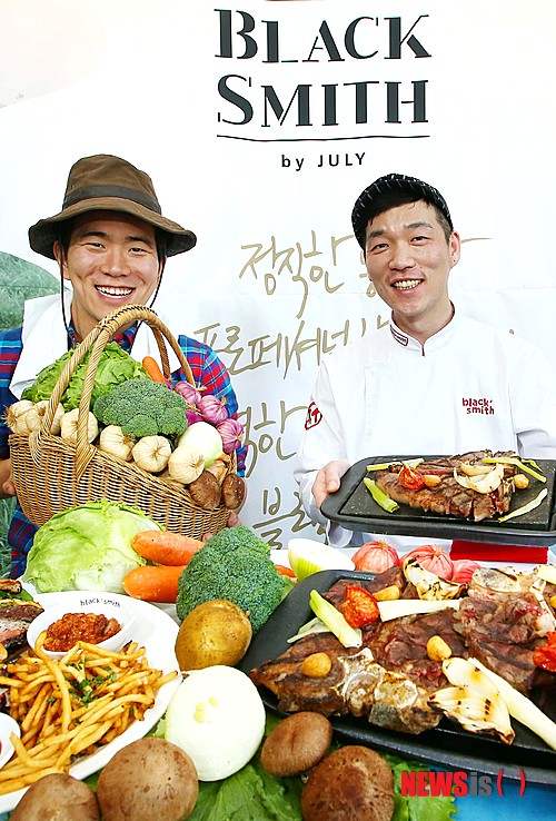 【서울=뉴시스】이종철 기자 = 7일 블랙스미스 by JULY 가 서울 청담 매장에서 진행한 리뉴얼 기자간담회에 앞서, 농부 복장을 한 직원과 셰프가 팜투테이블(Farm to Table)컨셉을 소개하며 친환경 농산물과 블랙스미스 by JULY 대표메뉴인 한우 드라이에이징 스테이크를 선보이고 있다. 2014.10.07 (사진=블랙스미스 by JULY 제공)&nbsp; jc4321@newsis.com 