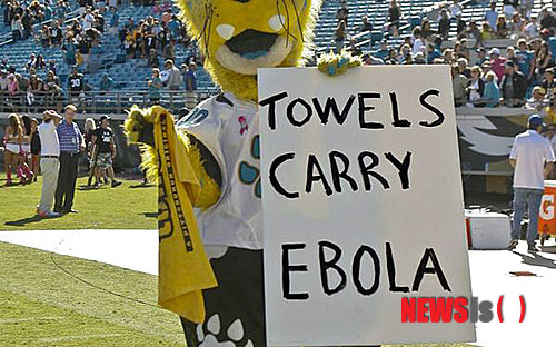 【서울=뉴시스】미 프로풋볼리그(NFL) 잭슨빌 재규어스의 마스코스 잭슨 데 빌이 5일(현지시간) 상대팀 피츠버그 스틸러스를 조롱하고 있다. 재규어스가 6일 구단 마스코트가 에볼라 바이러스 감염 내용을 담은 배너를 들고 상대팀 피츠버그 스틸러스를 조롱한 것을 정식 사과했다고 AP통신이 보도했다. (사진출처:CBS 스포츠닷컴) 2014.10.07 