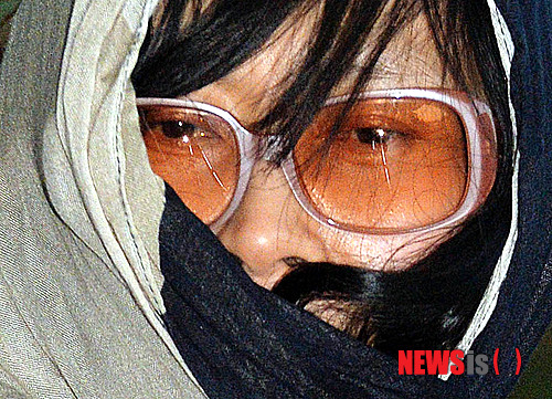 【인천=뉴시스】유병언 전 세모그룹 회장의 측근으로 알려진 김혜경 전 한국제약 대표가 지난 2014년 10월7일 인천지검으로 압송되고 있는 모습. 2014.10.07. (사진=뉴시스DB)